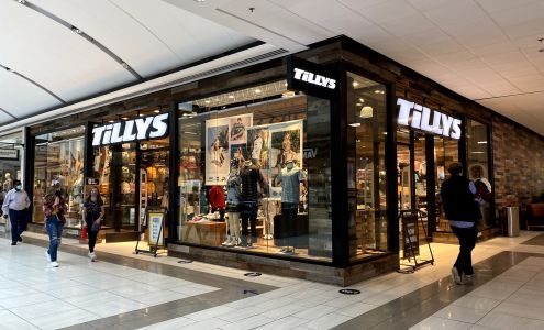 Tilly's location at the Willowbrook mall
